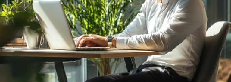 Portret biznesmena pracującego w nowoczesnym biurze