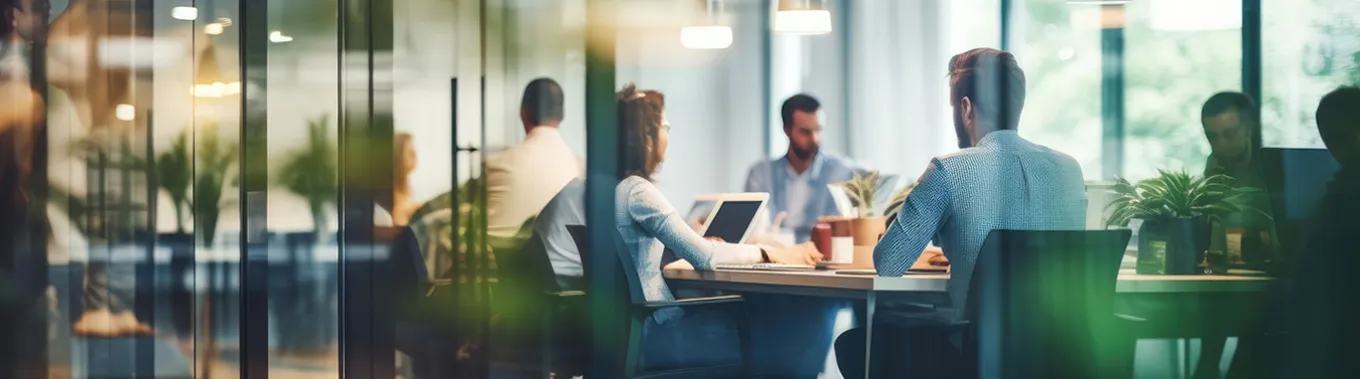 Mężczyzna siedzący na krześle