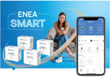 Kobieta przeglądająca na telefonie ofertę Enea Smart