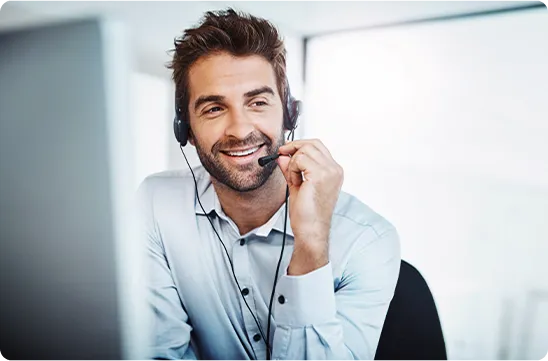 Konsultant pomagający klientowi